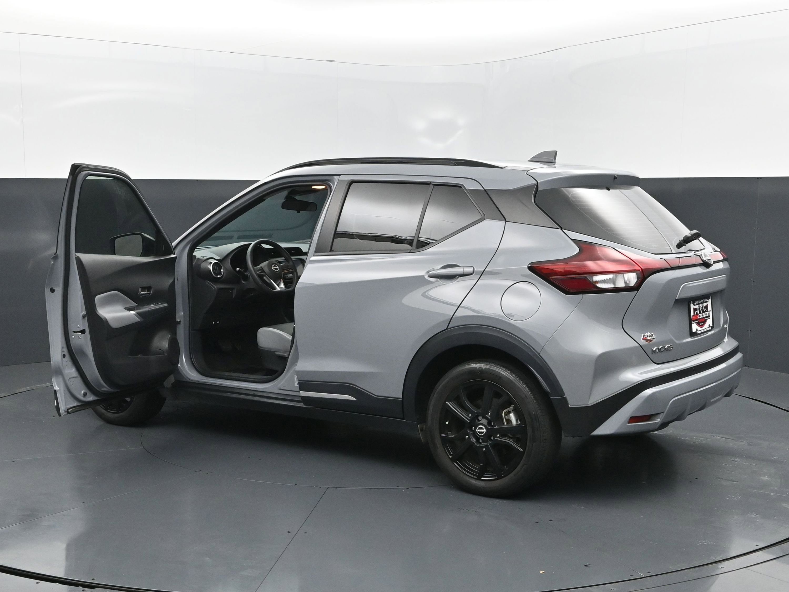 Used 2023 Nissan Kicks SR w/ SR Premium Package image 3