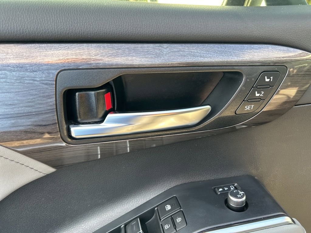 Used 2024 Toyota Highlander Platinum FWD image 38