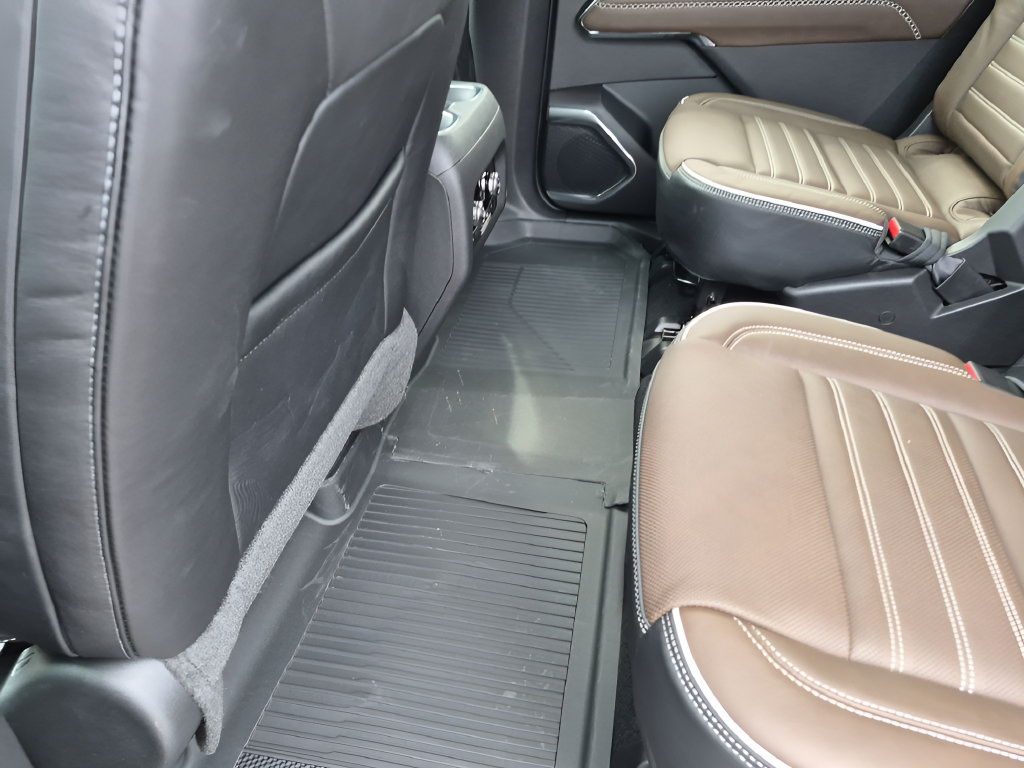 New 2027 GMC Acadia Denali Ultimate w/ LPO, Floor Liner Package AWD/4WD image 34