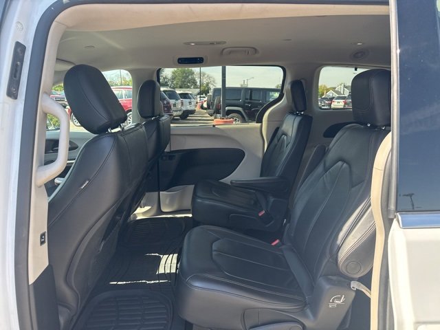 Used 2017 Chrysler Pacifica Touring-L image 7