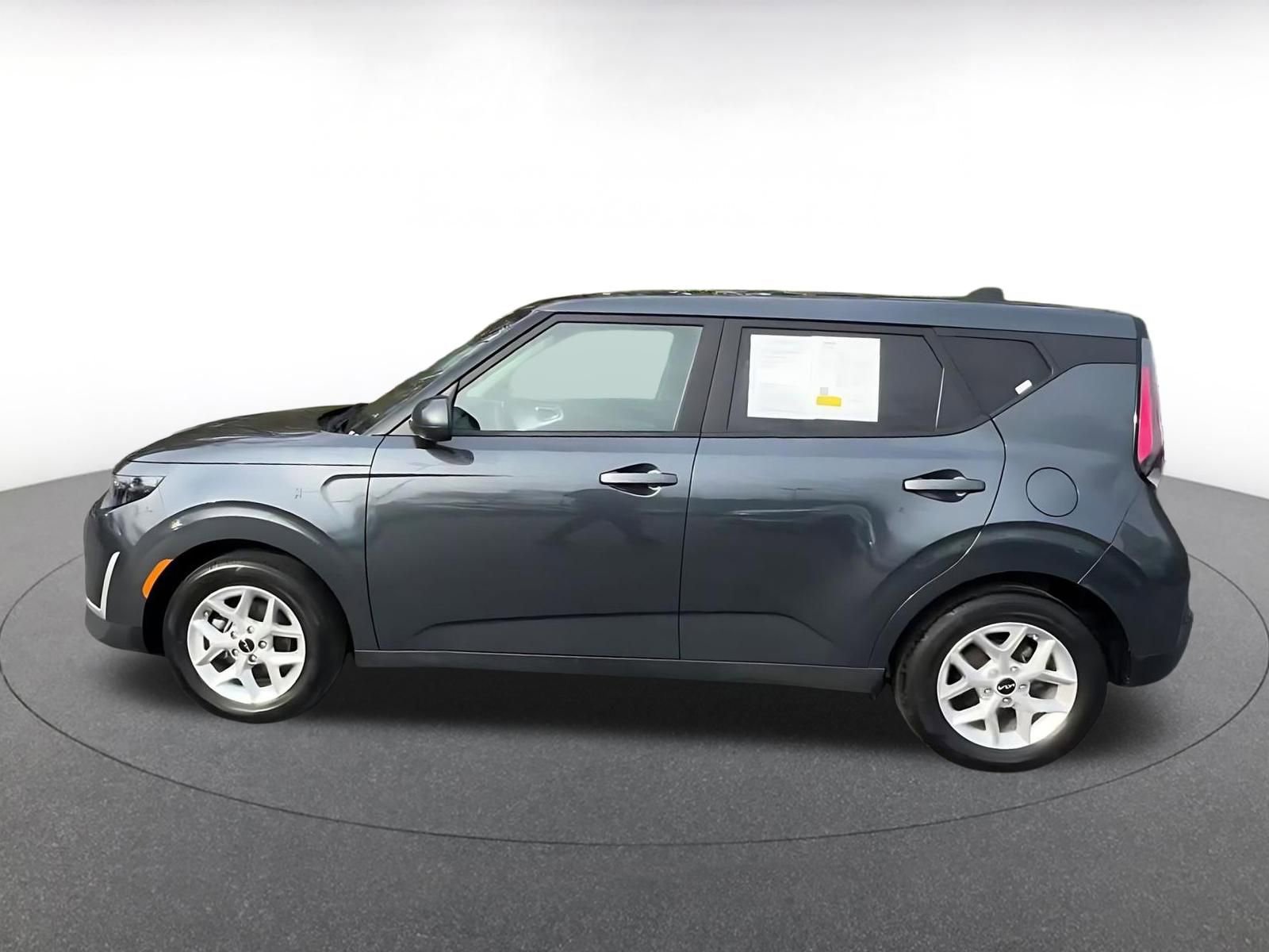 Used 2025 Kia Soul LX w/ LX Technology Package FWD image 9