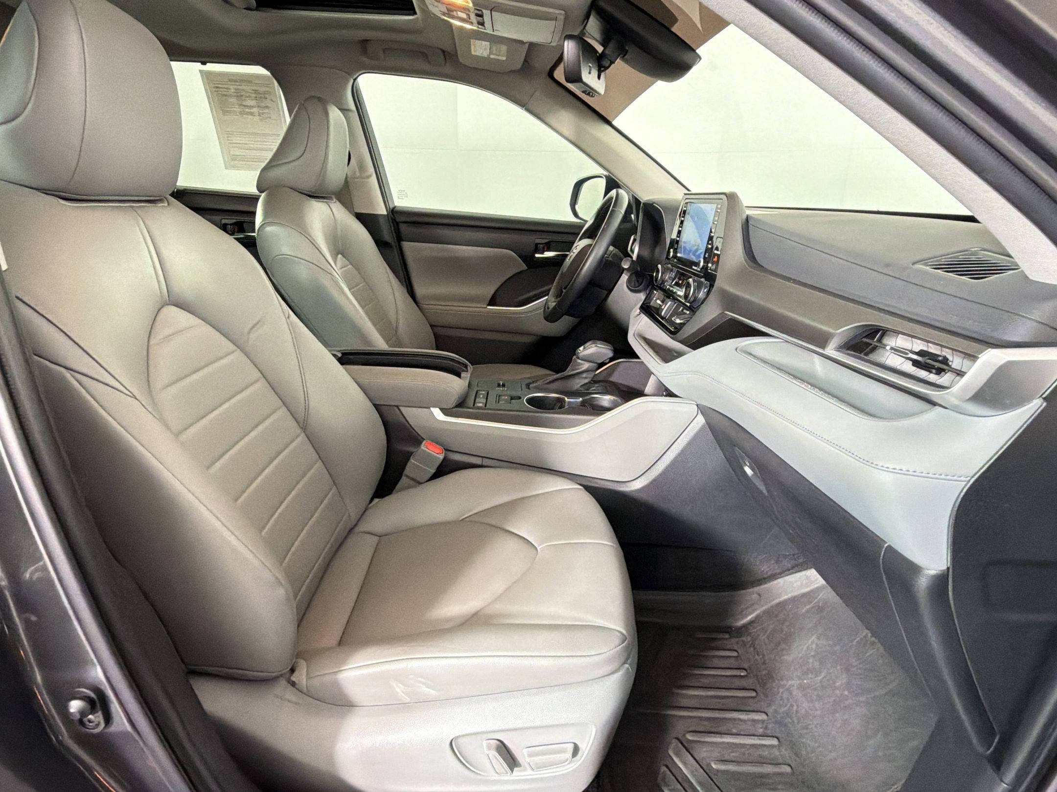 Used 2022 Toyota Highlander XLE image 30