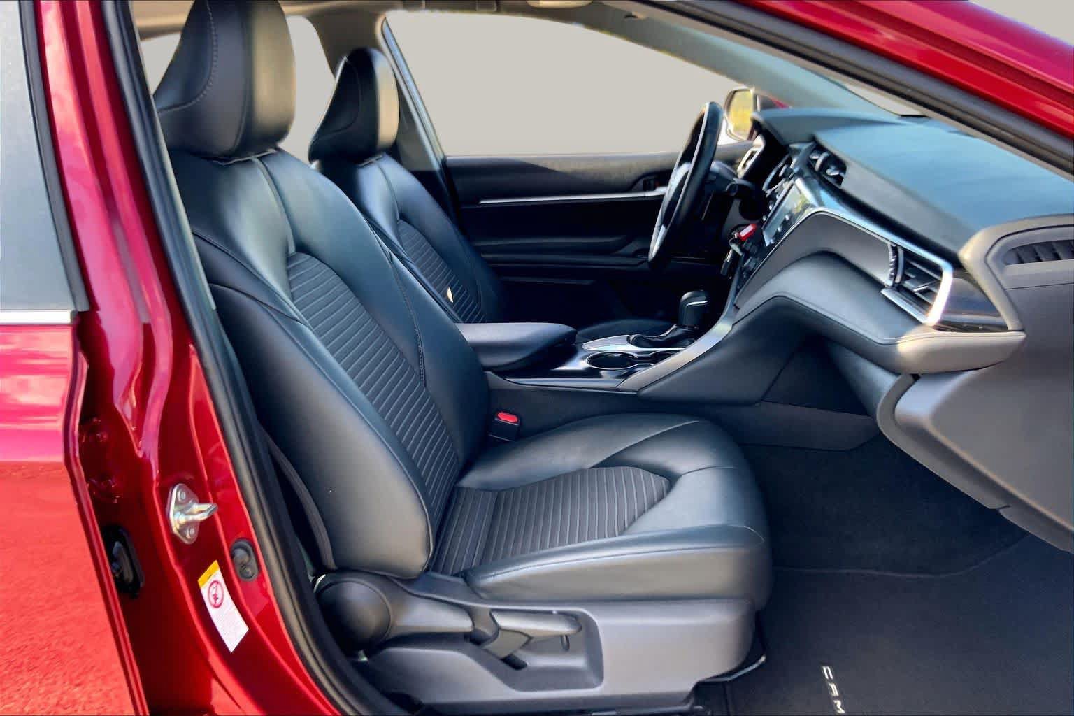 Used 2018 Toyota Camry SE w/ Moonroof Package FWD image 9
