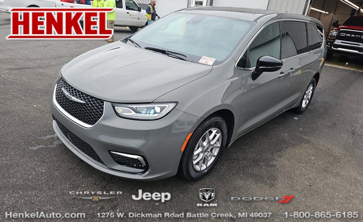 Used 2025 Chrysler Pacifica Select