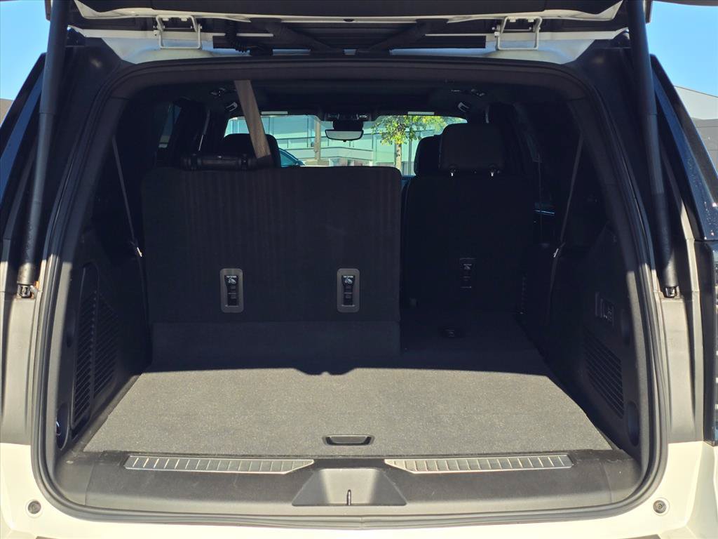 Used 2025 Chevrolet Suburban High Country AWD/4WD image 13