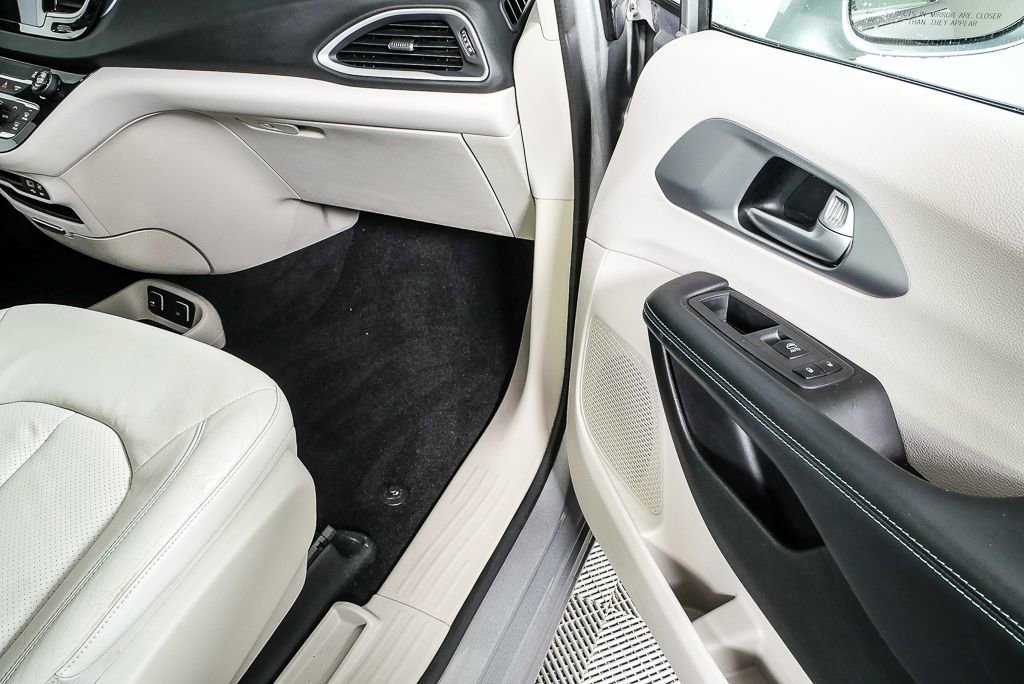 Used 2018 Chrysler Pacifica Touring-L image 27