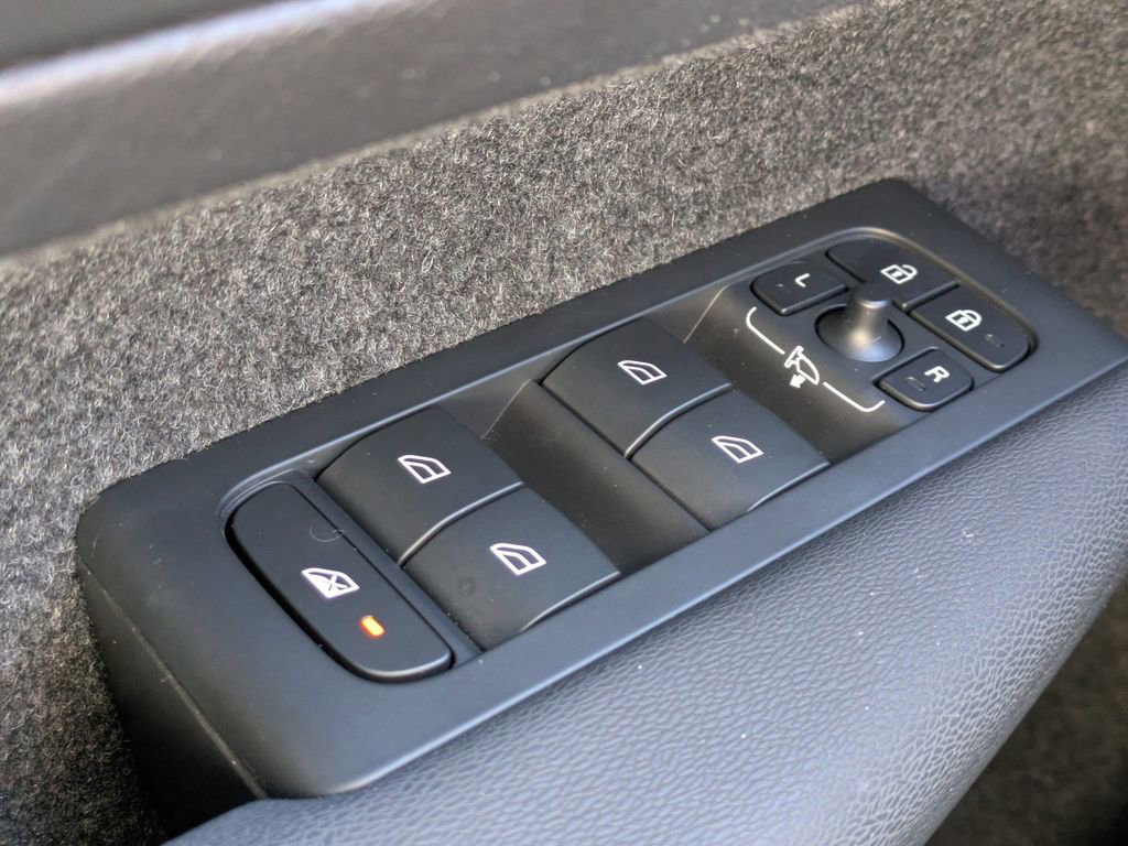 Used 2023 Volvo XC40 B5 Plus image 21