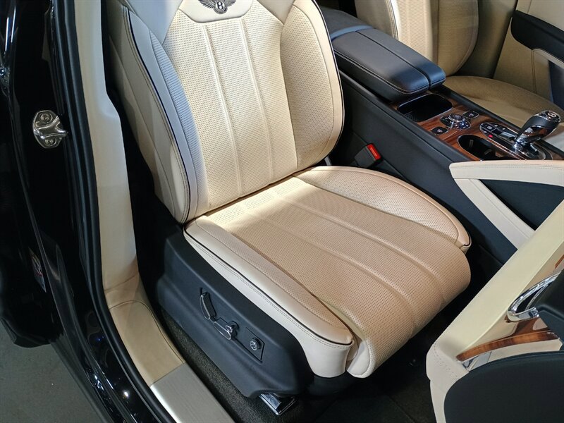Used 2023 Bentley Bentayga AWD/4WD image 37