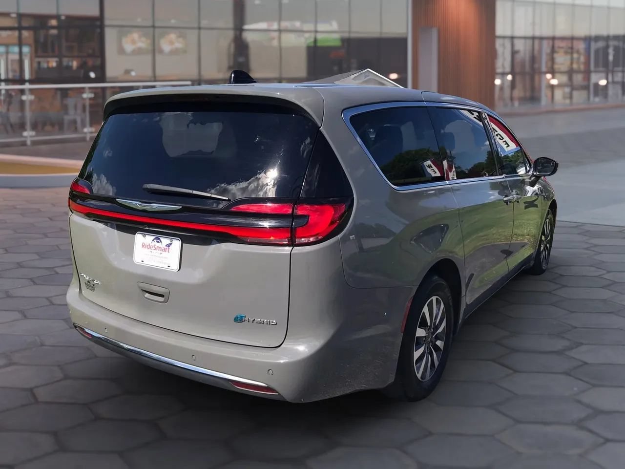 Used 2023 Chrysler Pacifica Touring-L FWD image 11