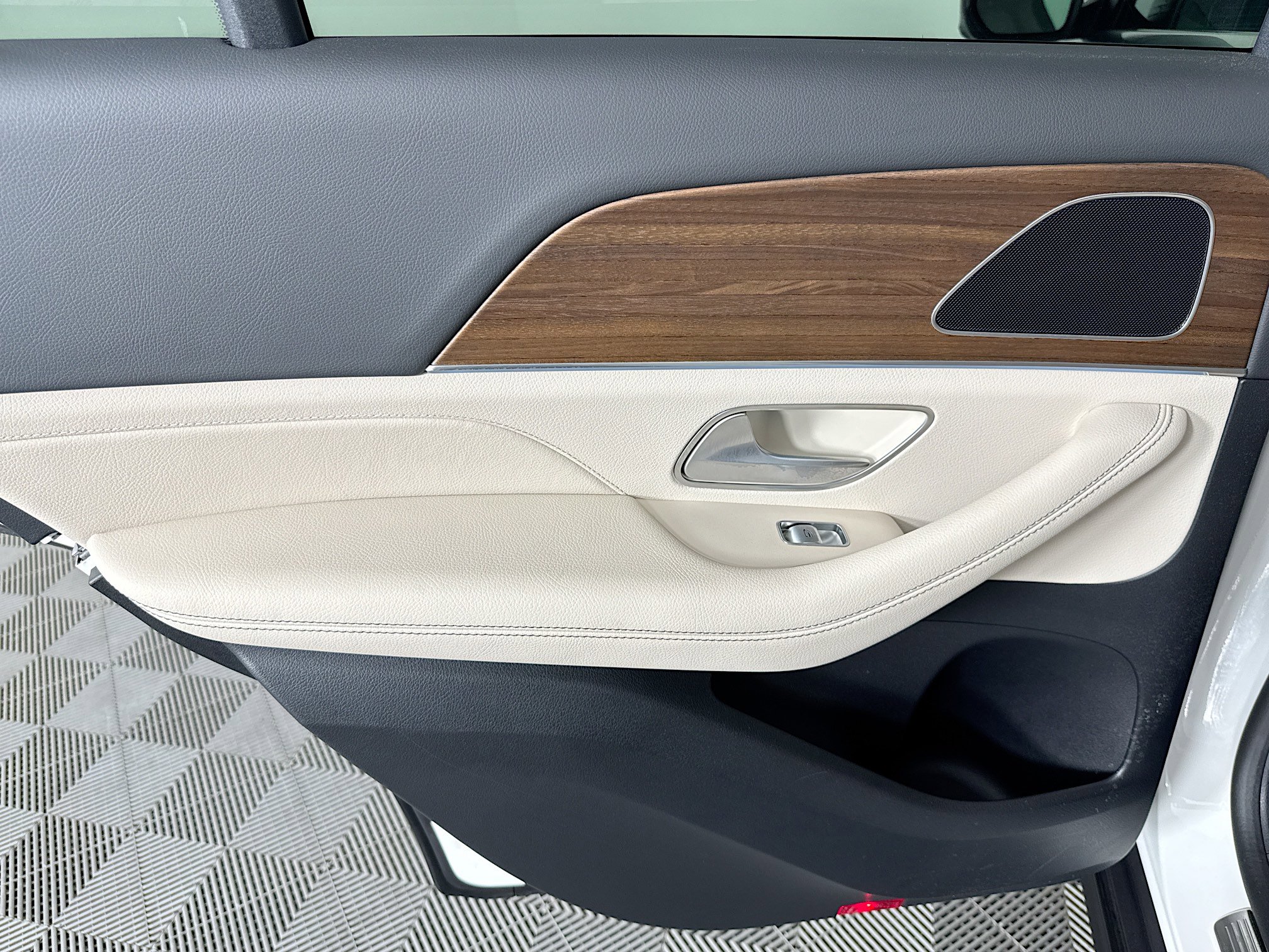 Used 2025 Mercedes-Benz GLE 450e 4MATIC image 24