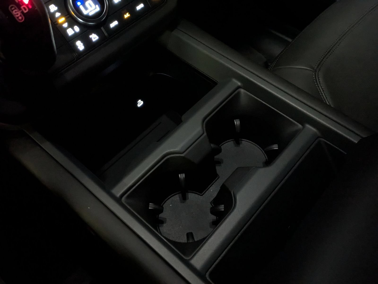 New 2026 Land Rover Defender 130 X-Dynamic SE AWD/4WD image 22