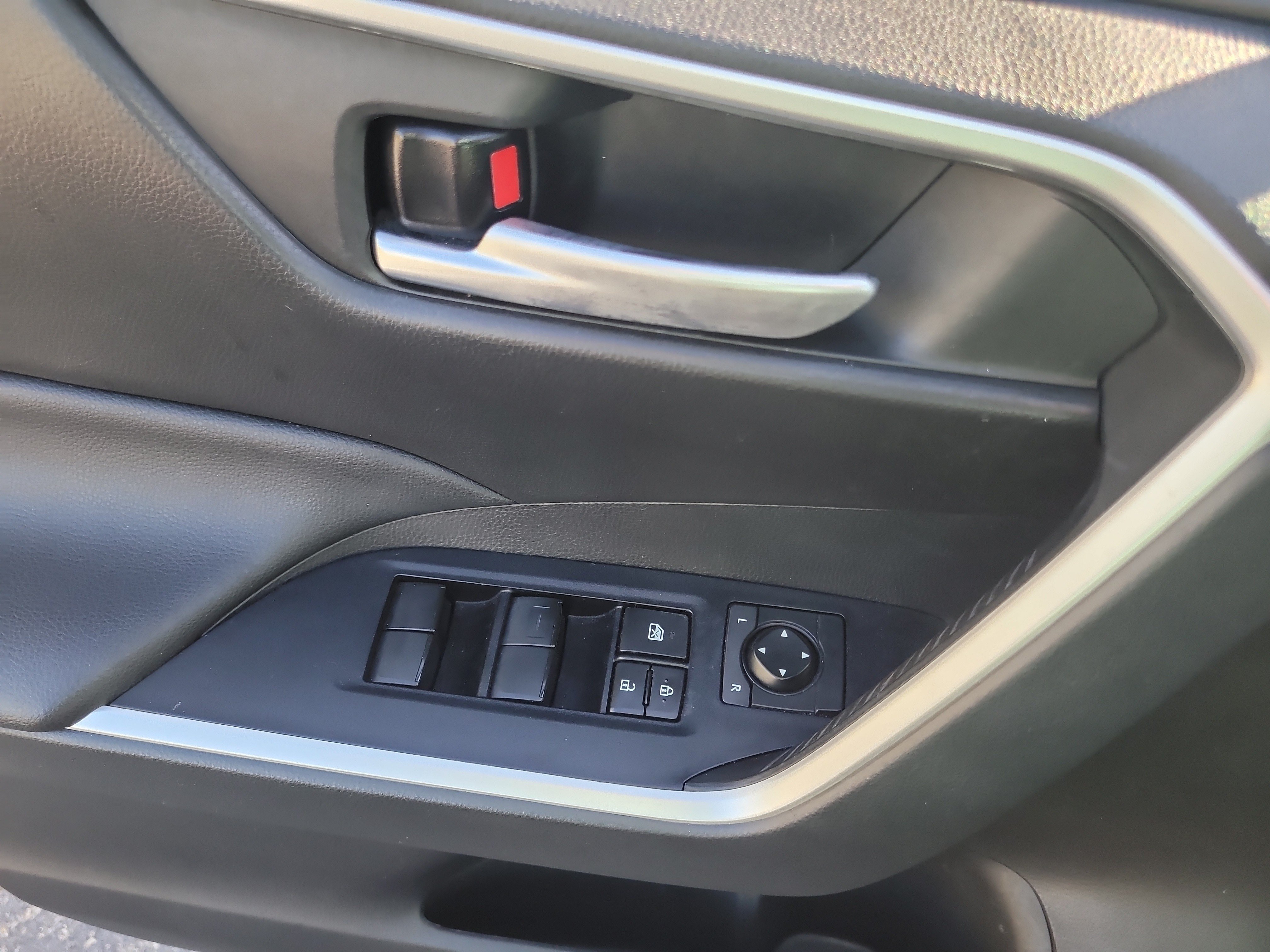 Used 2021 Toyota RAV4 XLE FWD image 19
