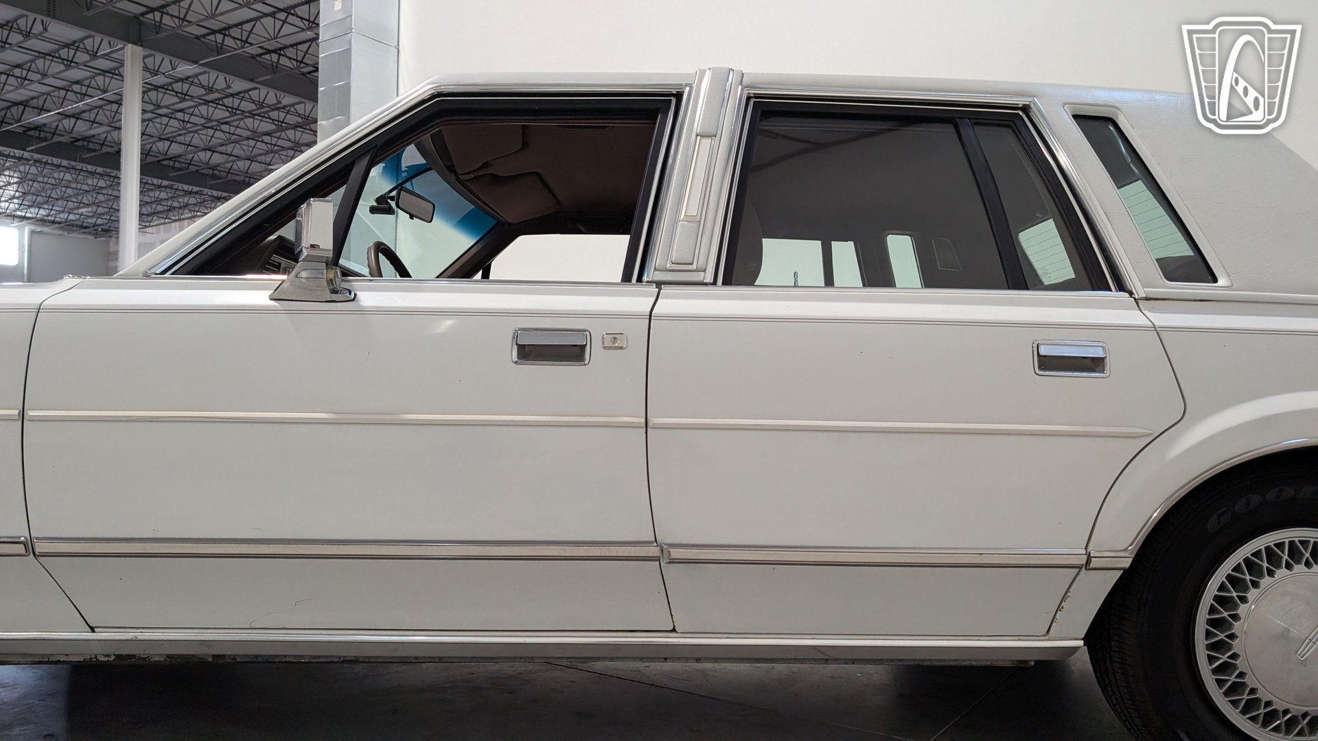 Used 1988 Lincoln Town Car RWD image 28
