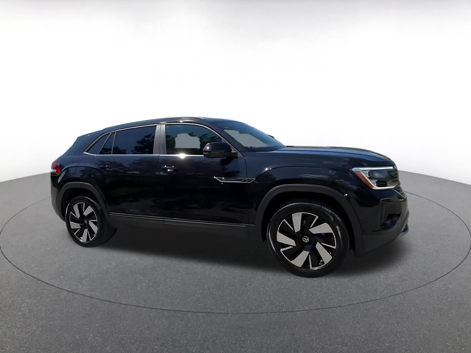 Used 2026 Volkswagen Atlas Cross Sport SE FWD image 2