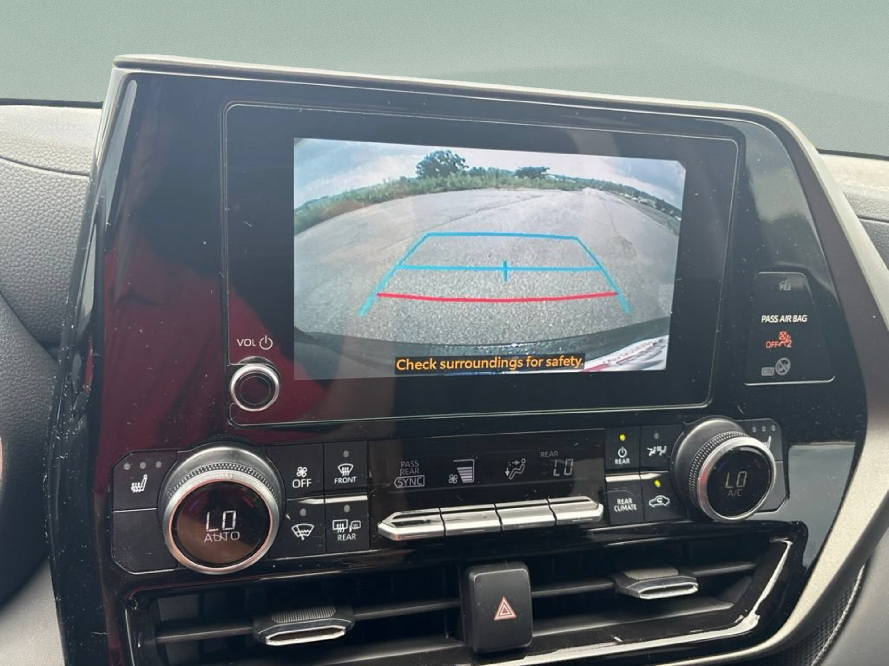 Used 2024 Toyota Highlander XLE FWD image 17