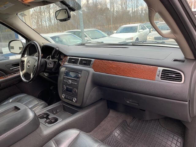 Used 2007 GMC Yukon XL SLT w/ SLT Preferred Equipment Group image 17