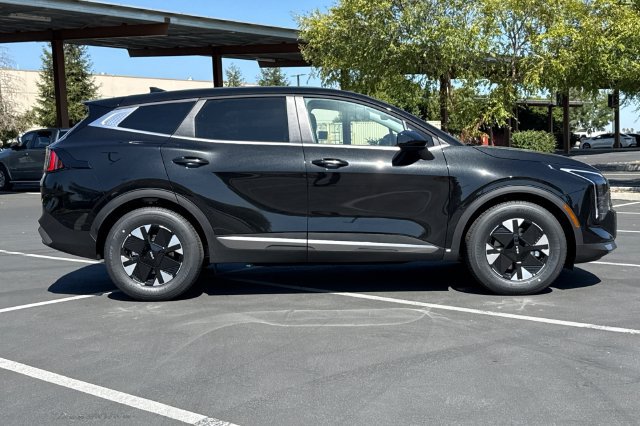 New 2027 Kia Sportage LX FWD image 3