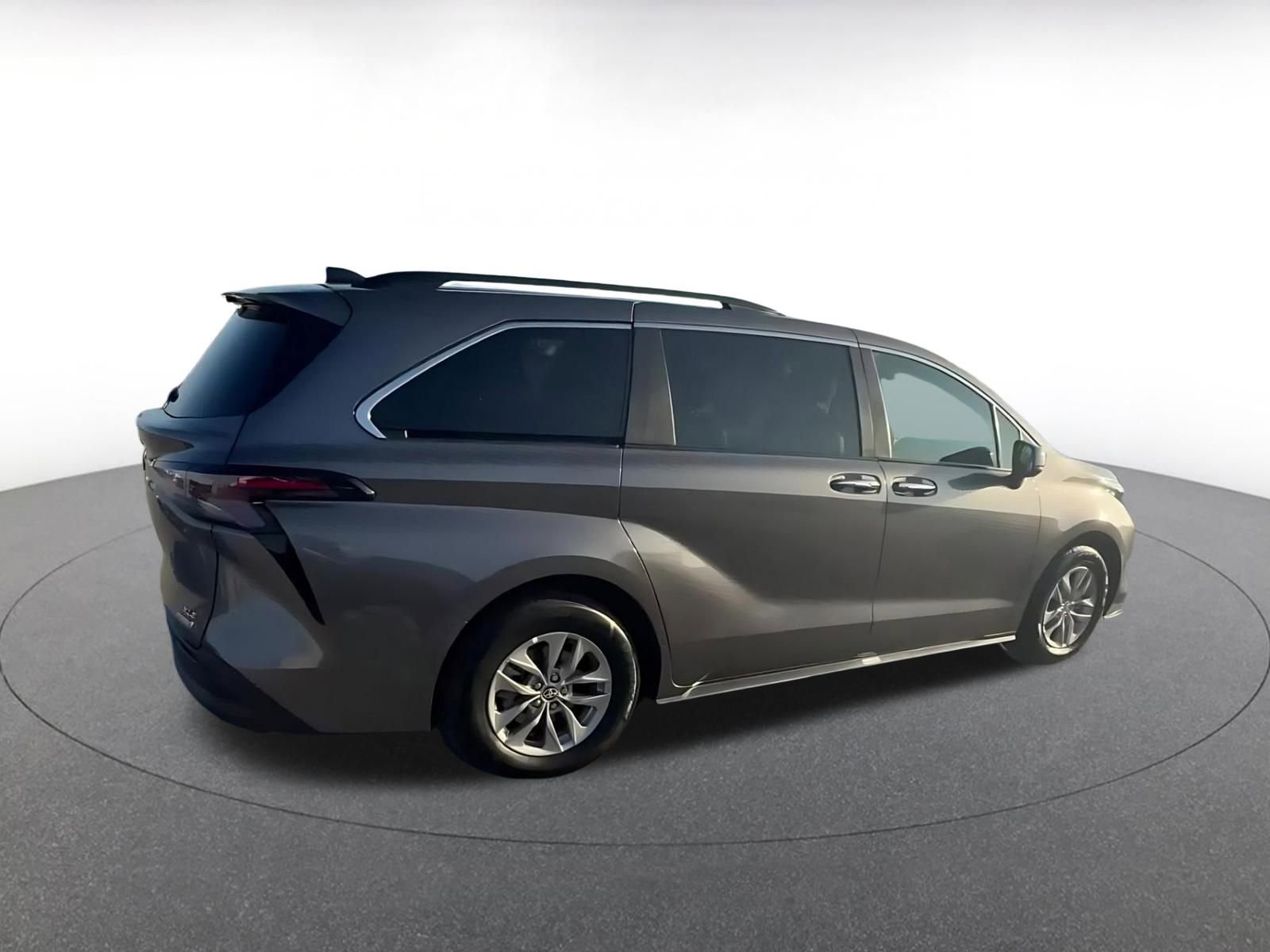 Used 2024 Toyota Sienna XLE image 12