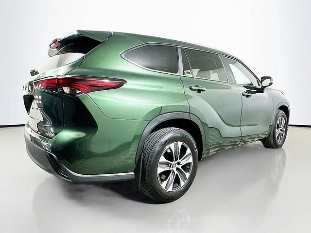 Used 2024 Toyota Highlander XLE AWD/4WD image 7
