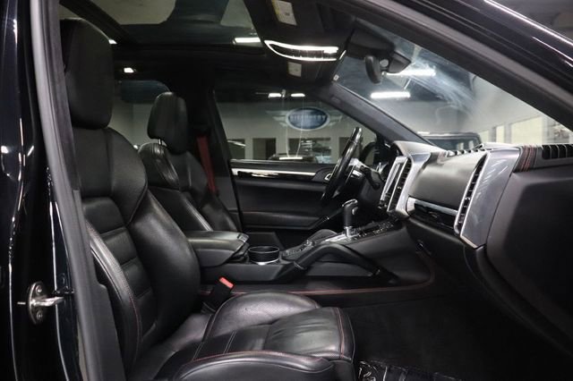 Used 2017 Porsche Cayenne Turbo AWD/4WD image 24