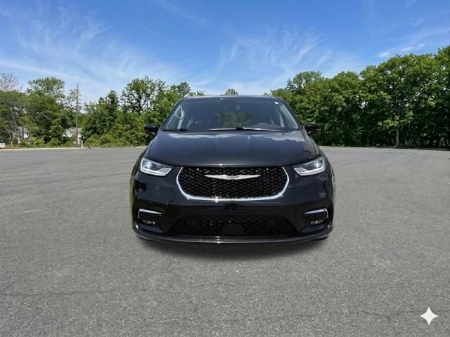 Used 2023 Chrysler Pacifica Touring-L AWD/4WD image 3