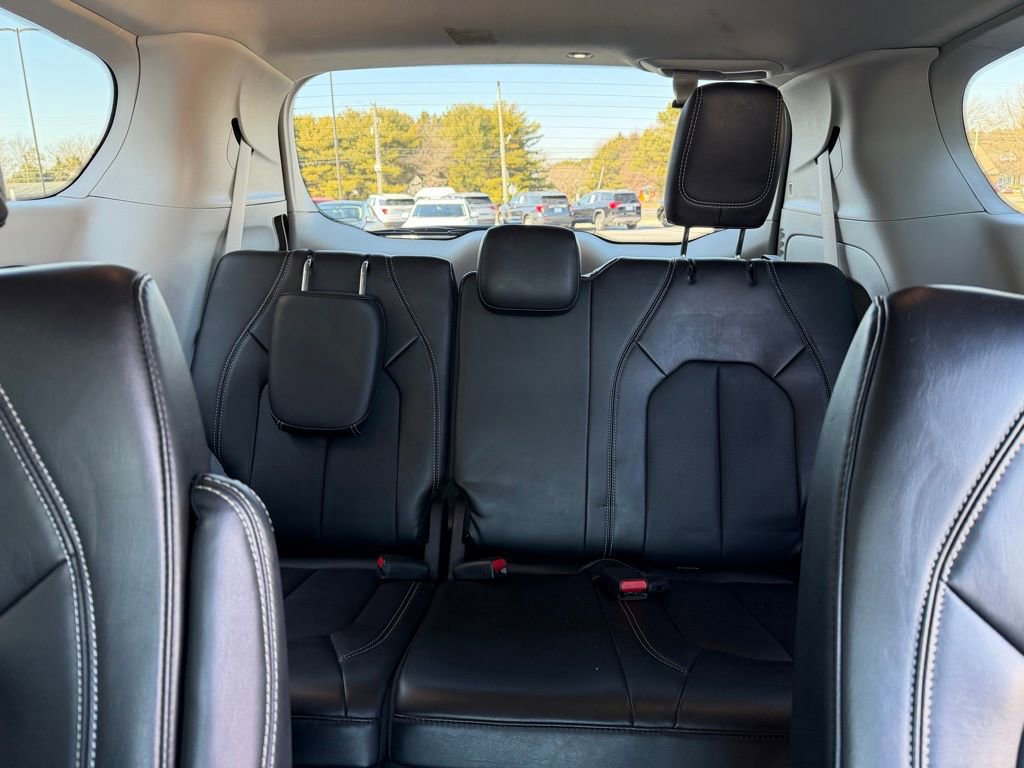Used 2024 Chrysler Pacifica Touring-L image 17