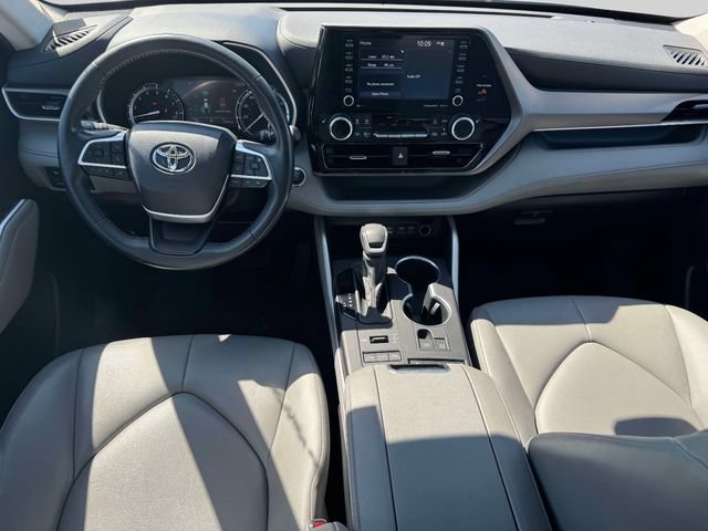 Used 2022 Toyota Highlander XLE AWD/4WD image 19