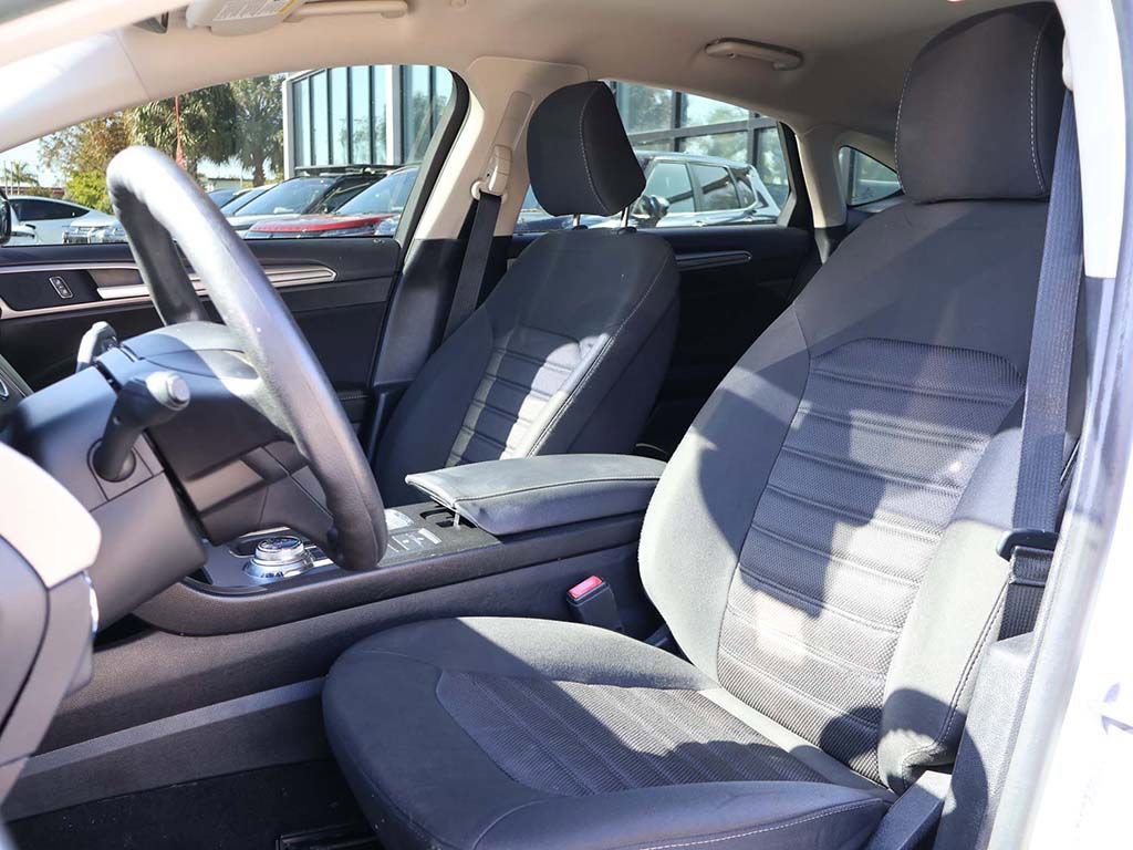 Used 2020 Ford Fusion SE image 27