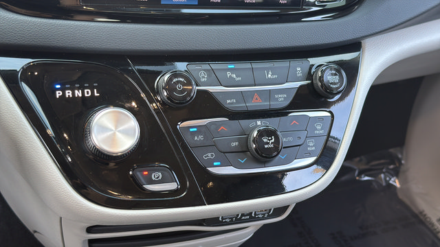 Used 2024 Chrysler Pacifica Touring-L FWD image 22
