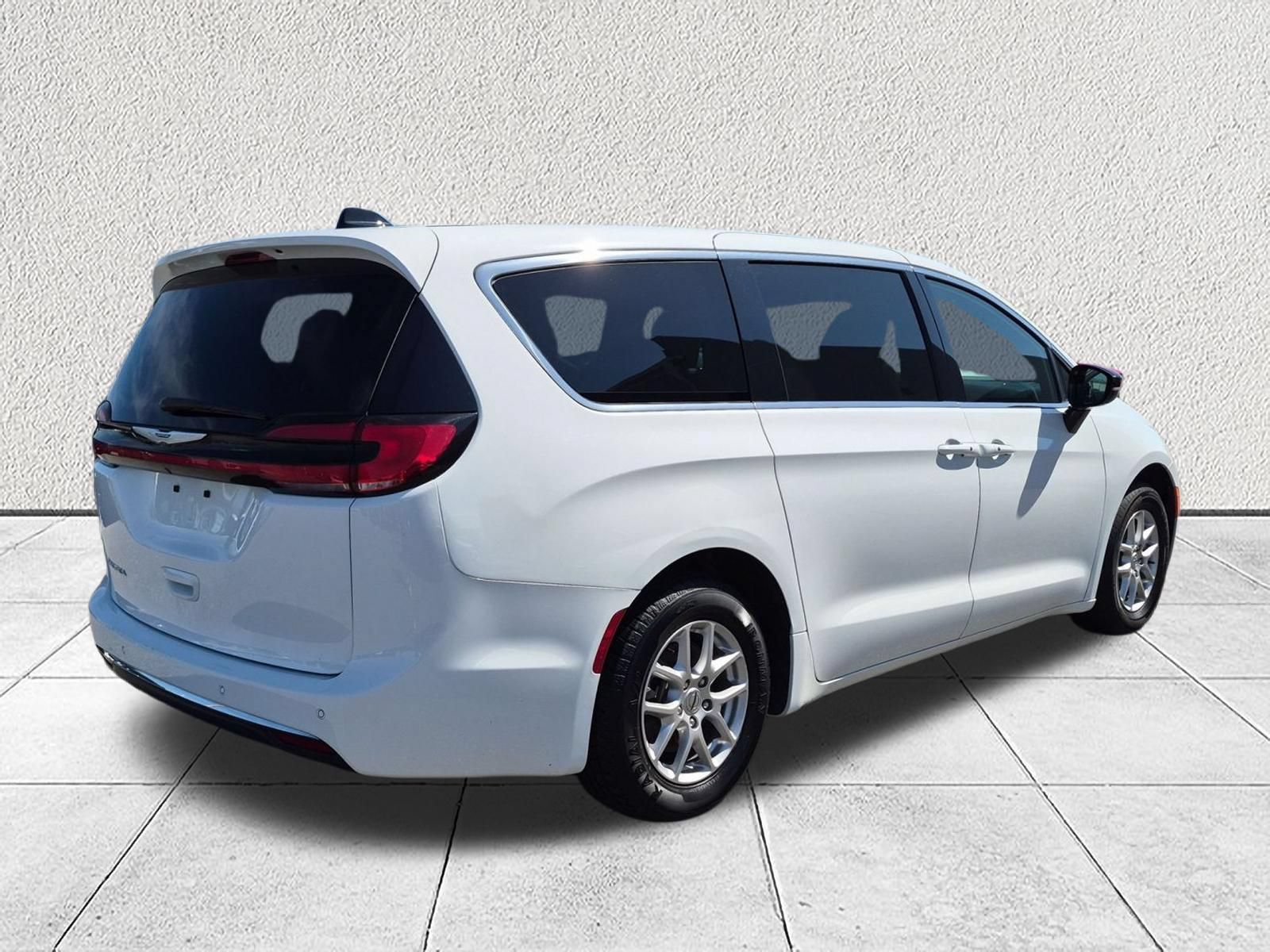 Used 2025 Chrysler Pacifica Select FWD image 3