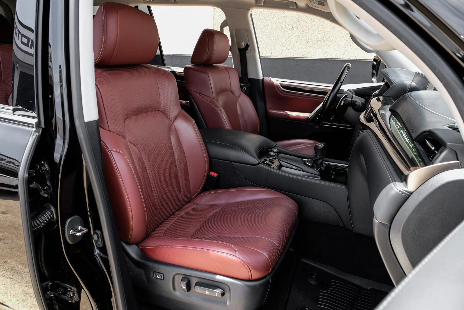 Used 2021 Lexus LX 570 4WD w/ Luxury Package image 31