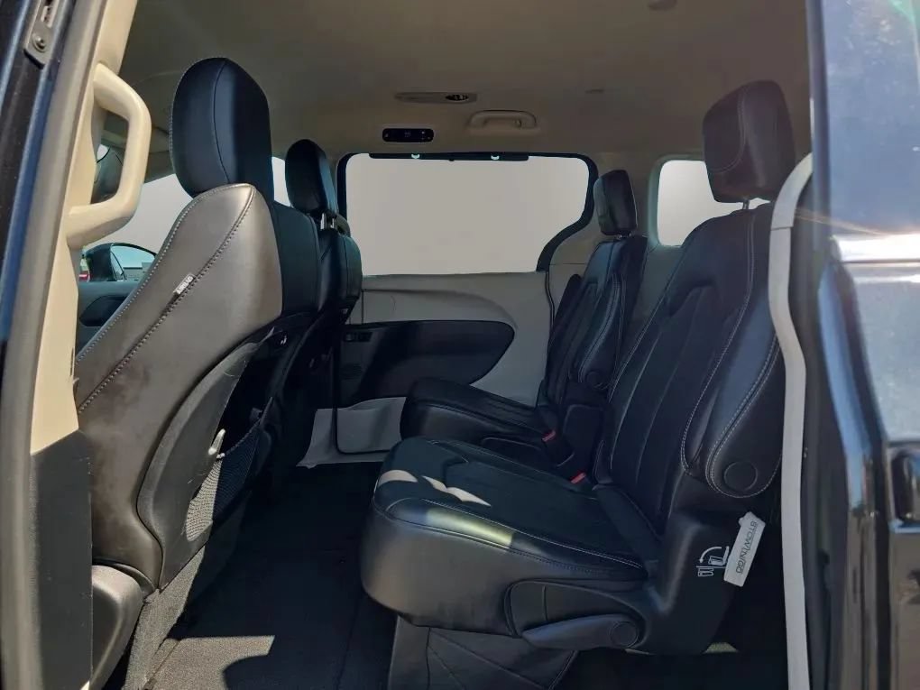 Used 2023 Chrysler Pacifica Touring-L FWD image 39