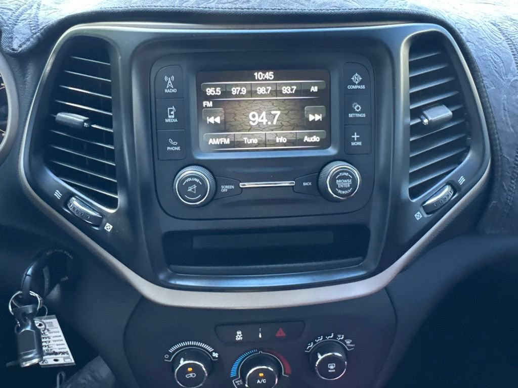 Used 2018 Jeep Cherokee Latitude FWD image 12