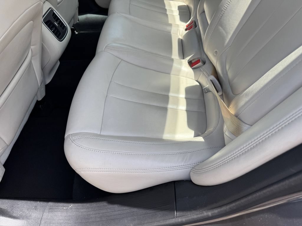 Used 2015 Chrysler 200 C FWD image 9