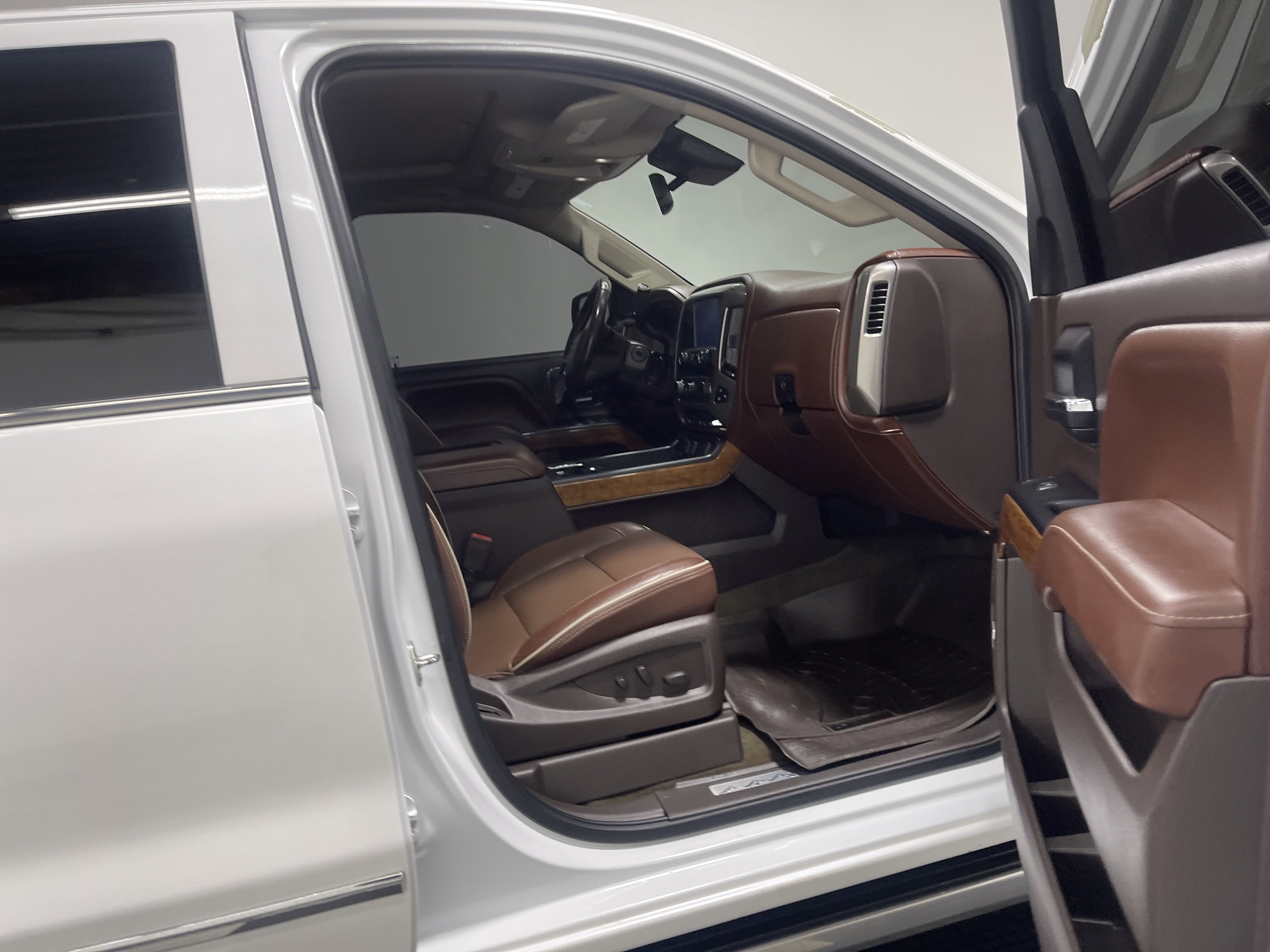 Used 2016 Chevrolet Silverado 1500 High Country w/ High Country Premium Package image 25