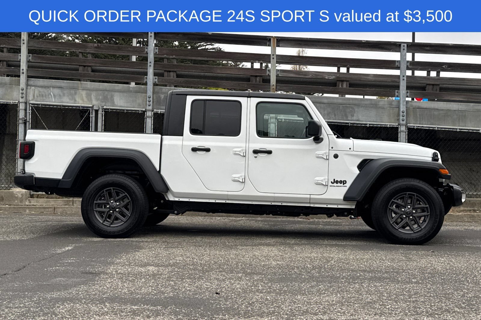 Used 2025 Jeep Gladiator Sport AWD/4WD image 3
