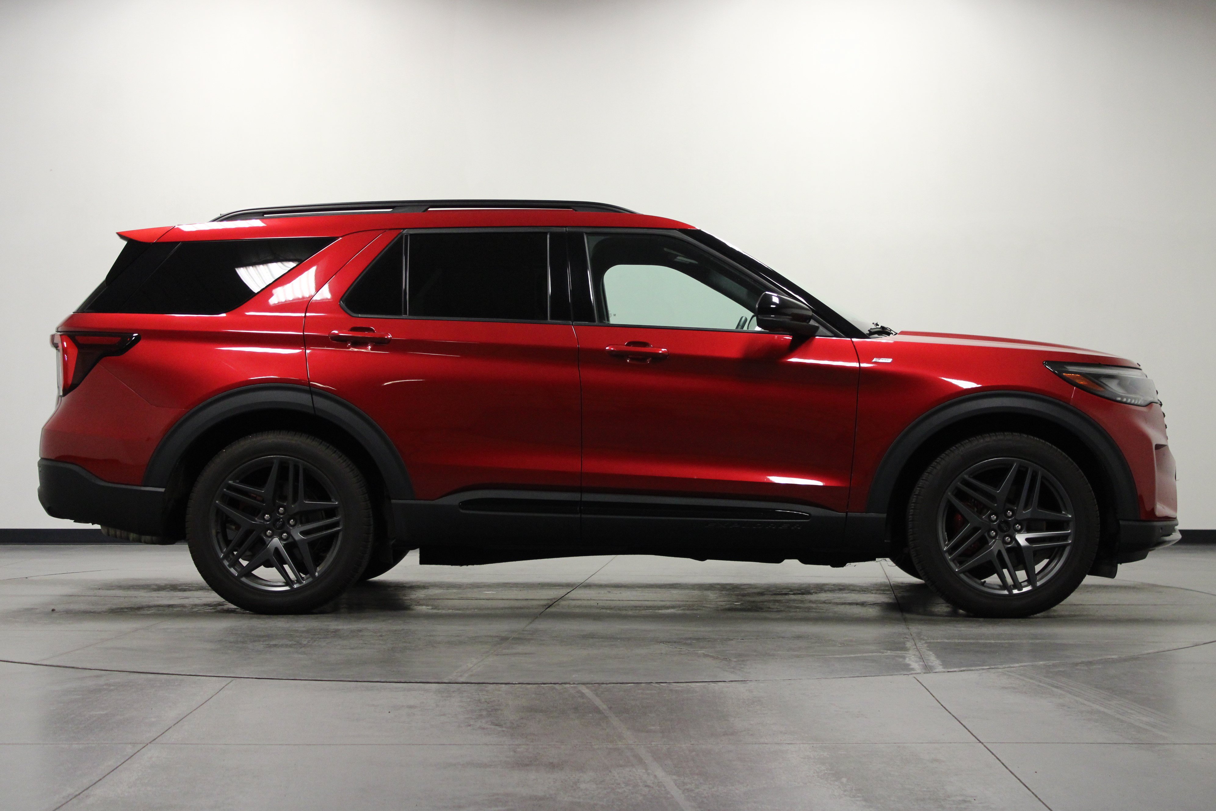 Used 2025 Ford Explorer ST-Line w/ Premium Package RWD image 3