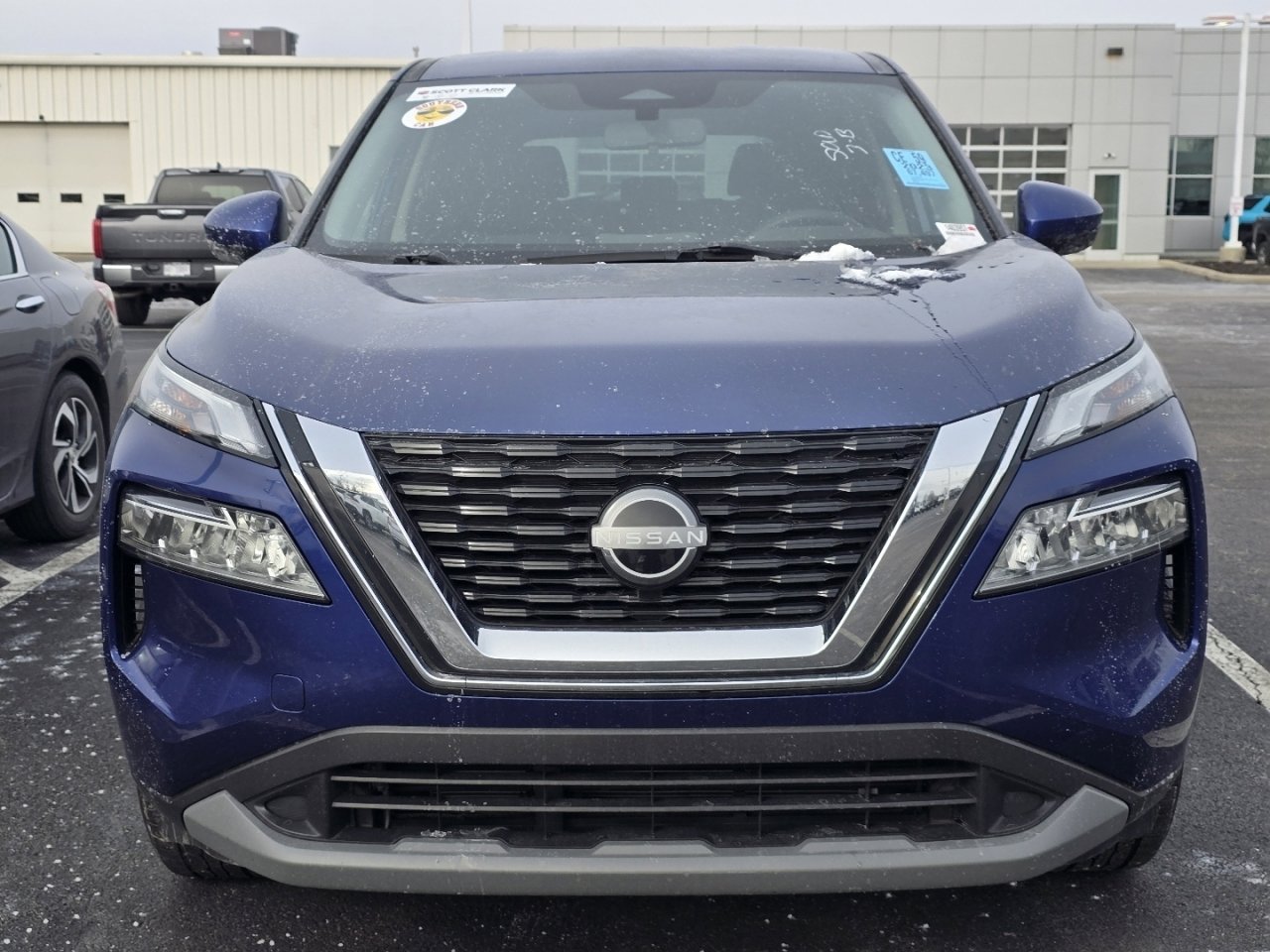 Used 2023 Nissan Rogue SV image 2
