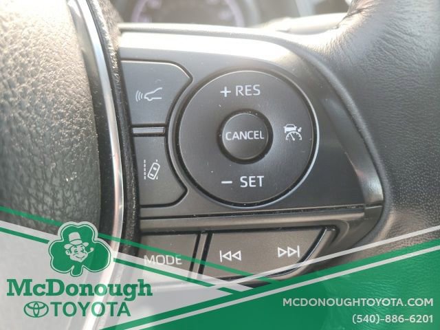 Used 2020 Toyota Camry SE w/ Sunroof Package image 17