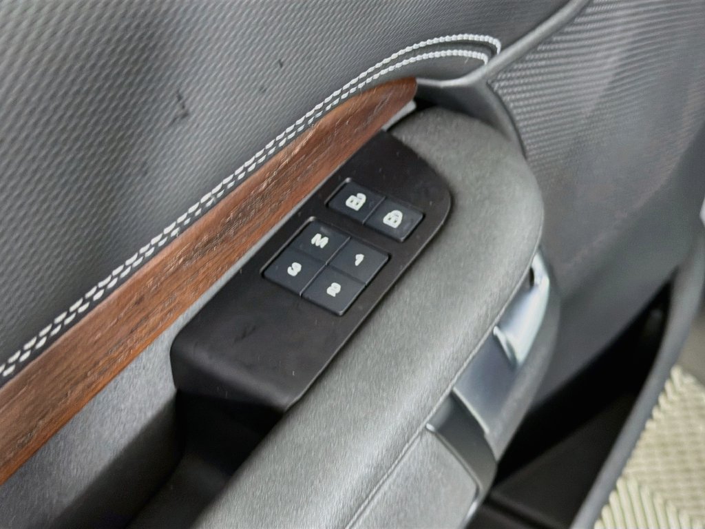 Used 2024 Land Rover Discovery Dynamic SE AWD/4WD image 18