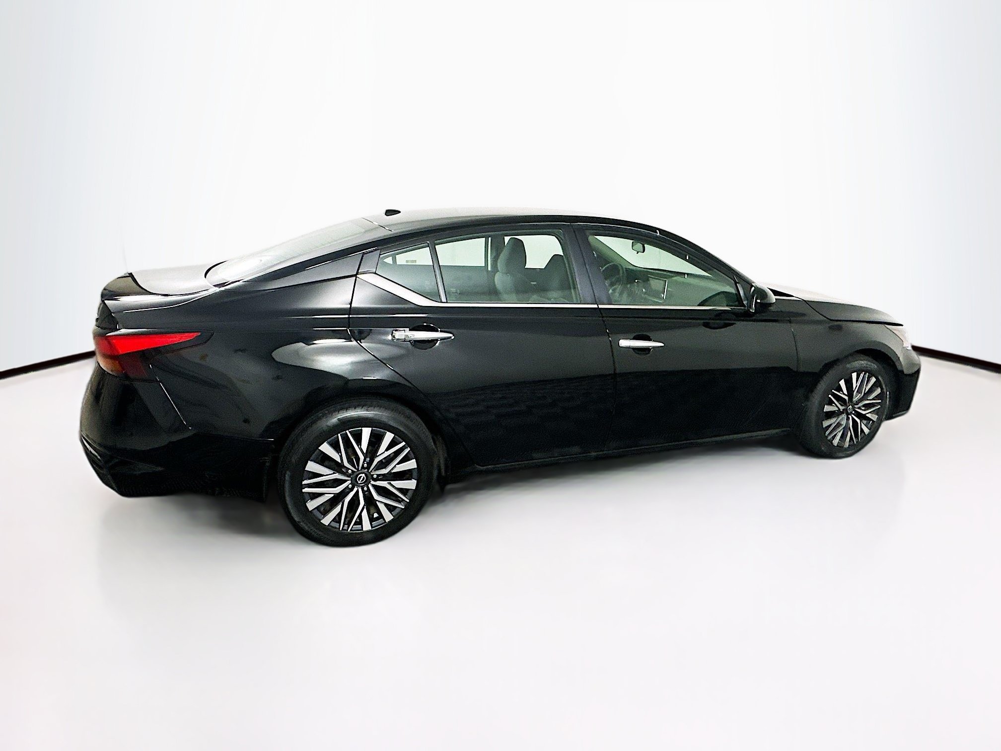Used 2023 Nissan Altima 2.5 SV FWD image 10