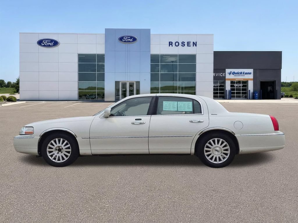 Used 2003 Lincoln Town Car Executive RWD image 6