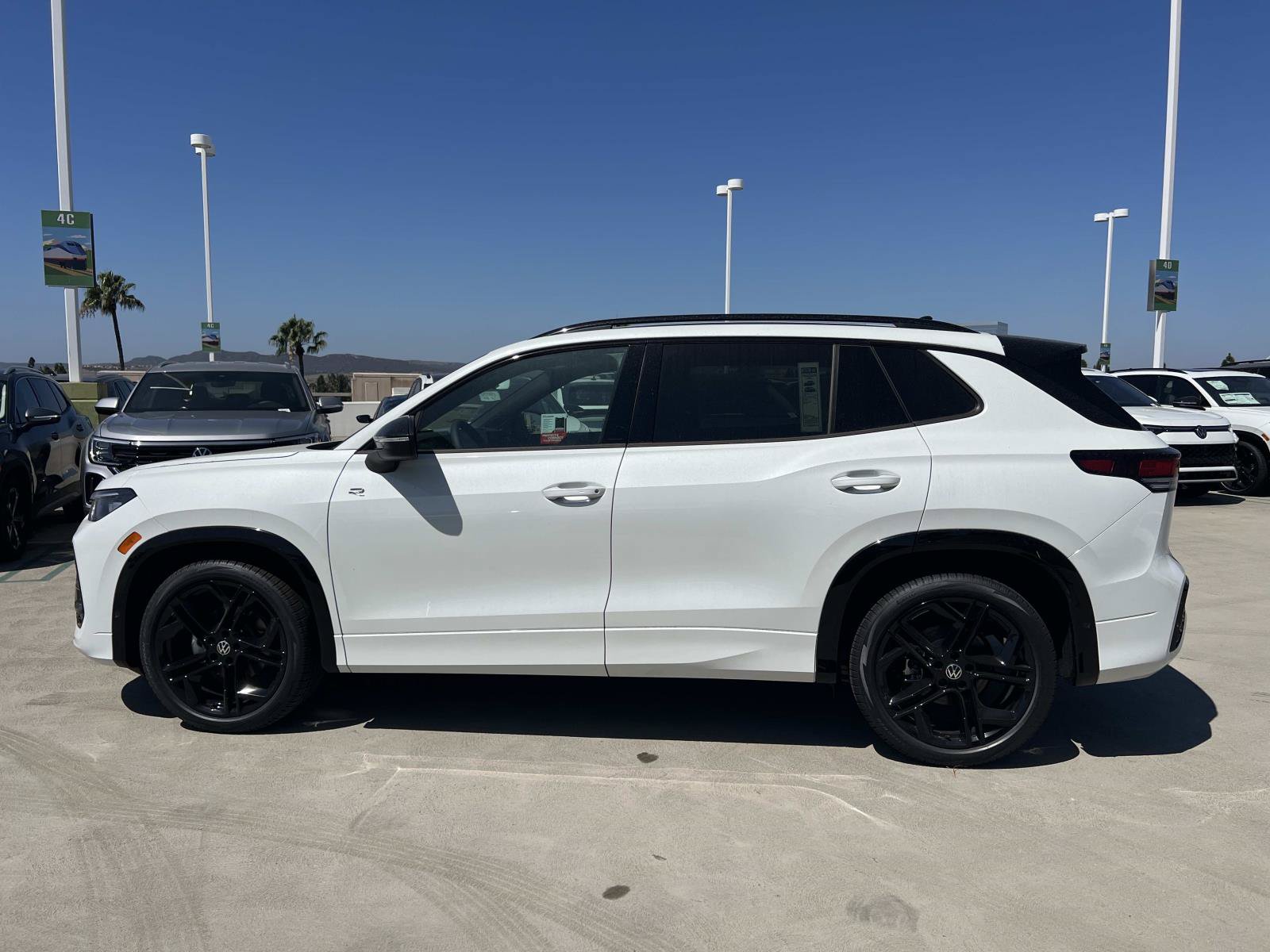 New 2026 Volkswagen Tiguan SE R-Line FWD image 2