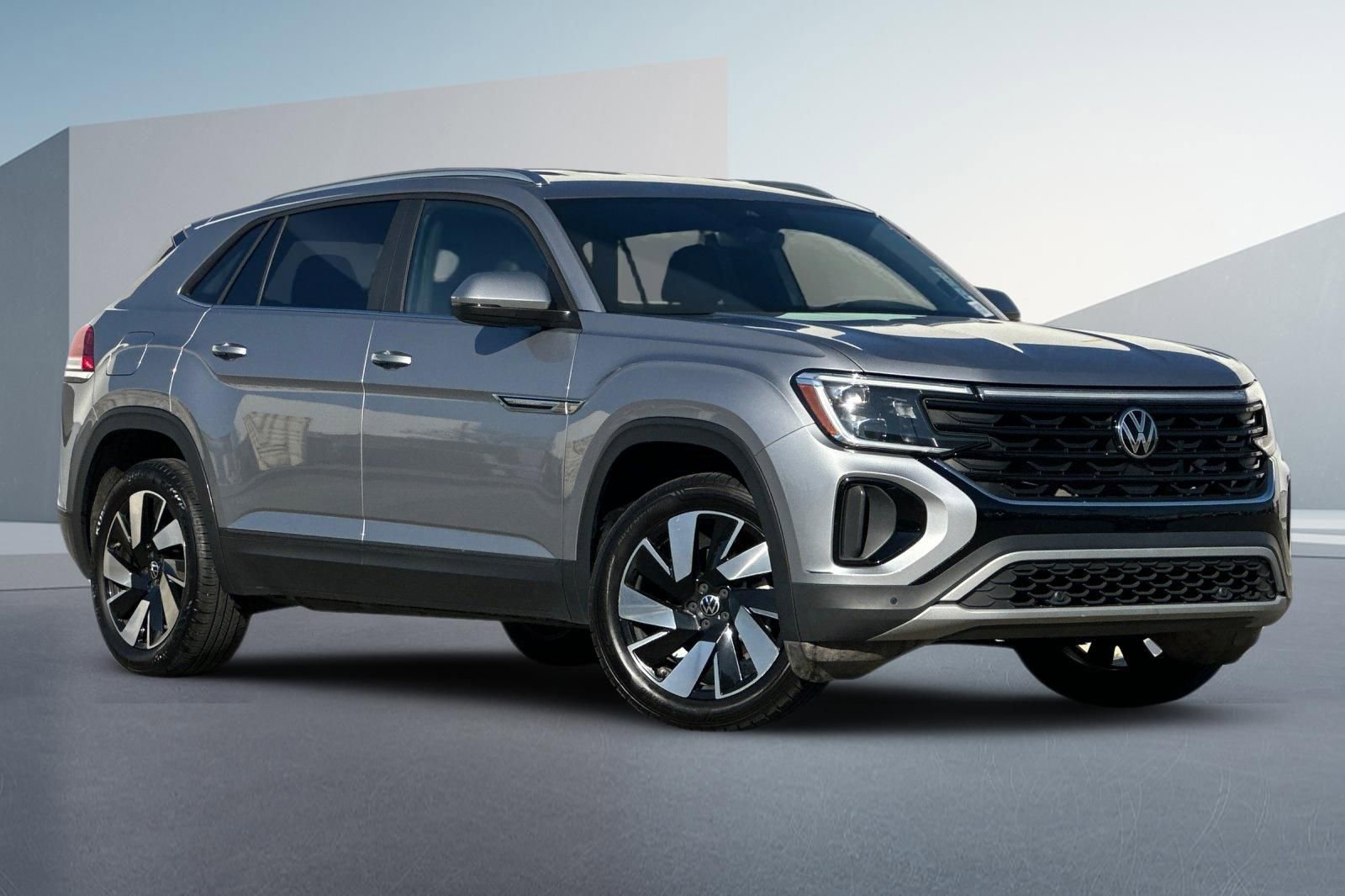 Used 2024 Volkswagen Atlas Cross Sport SE image 2