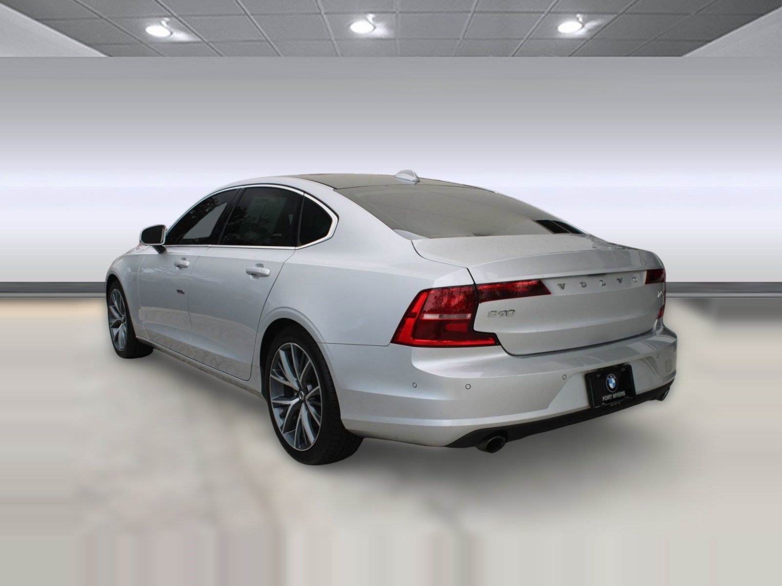 Used 2018 Volvo S90 T5 Momentum image 3