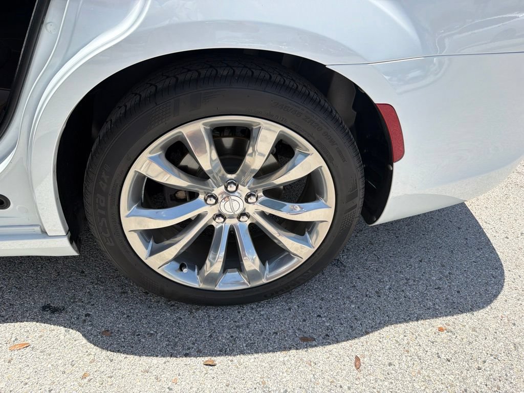 Used 2019 Chrysler 300 Limited RWD image 6