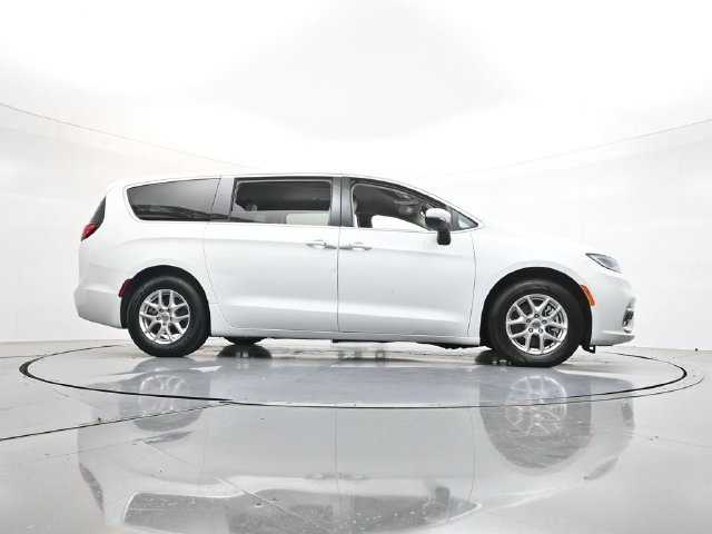 Used 2023 Chrysler Pacifica Touring-L FWD image 49