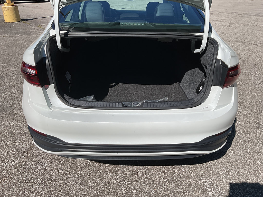 Used 2023 Volkswagen Jetta SE w/ Panoramic Sunroof Package FWD image 14