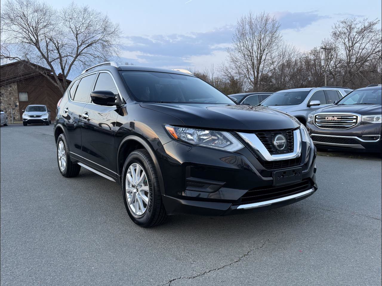 Used 2018 Nissan Rogue SV image 1