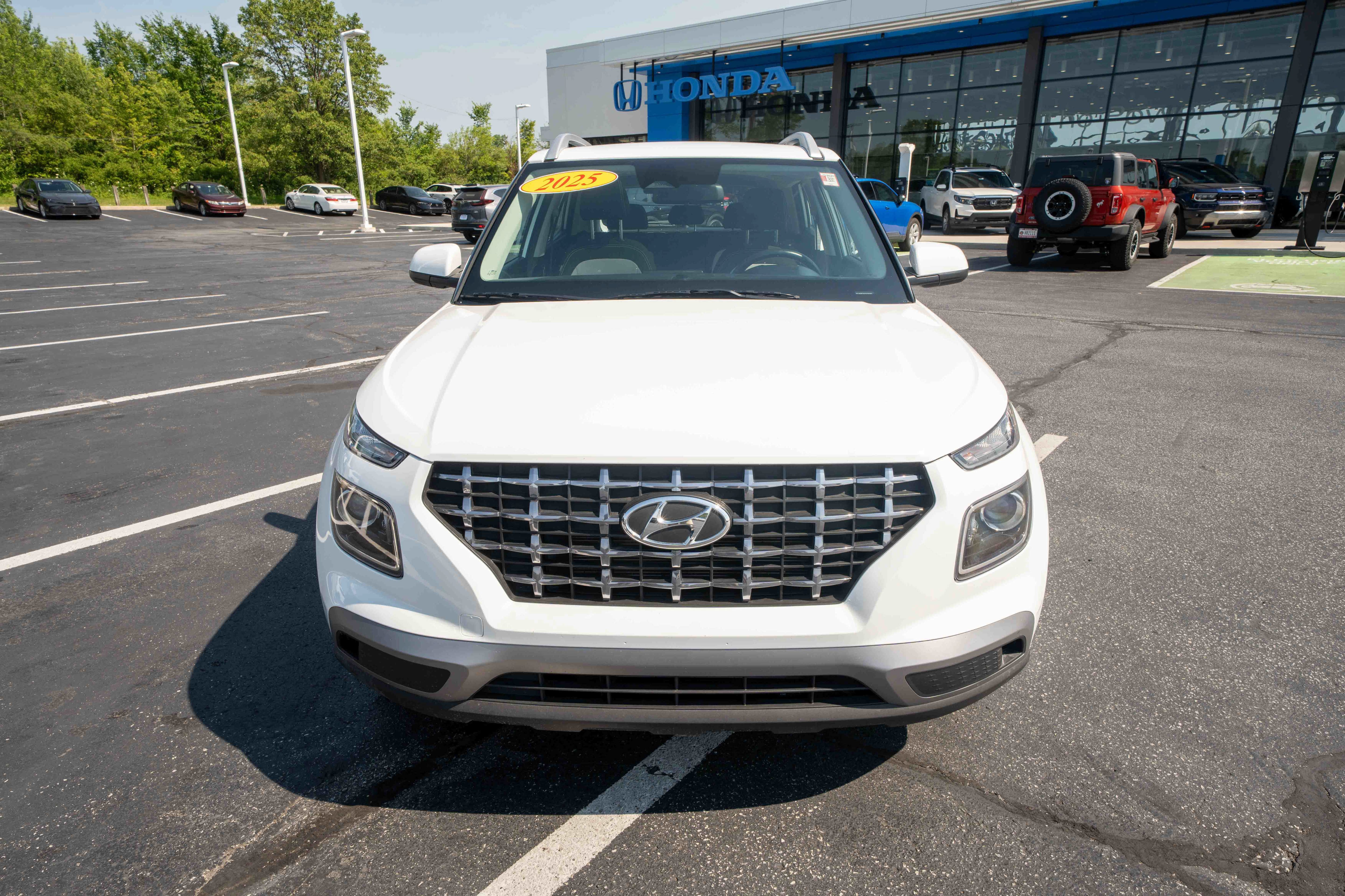 Used 2025 Hyundai Venue SEL FWD image 2